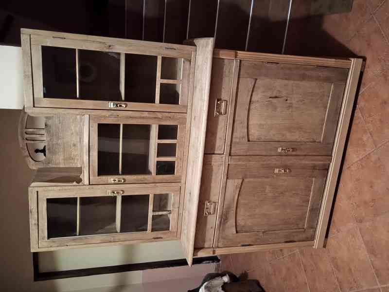 stará dubová kredenc 187