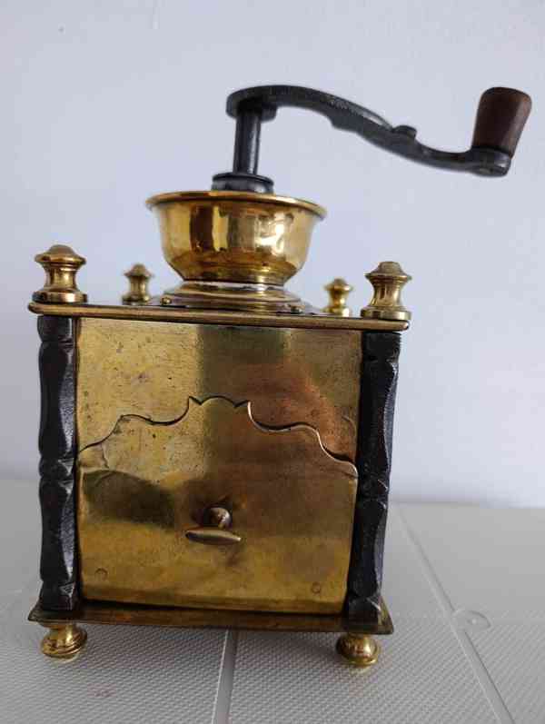 Krásný starožitný kavomlýnek s mosazi, ručně kované sloupky. - foto 19