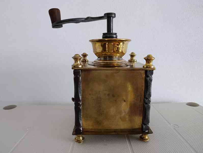 Krásný starožitný kavomlýnek s mosazi, ručně kované sloupky. - foto 10