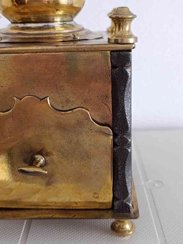 Krásný starožitný kavomlýnek s mosazi, ručně kované sloupky. - foto 16