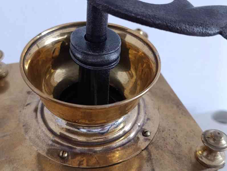 Krásný starožitný kavomlýnek s mosazi, ručně kované sloupky. - foto 14