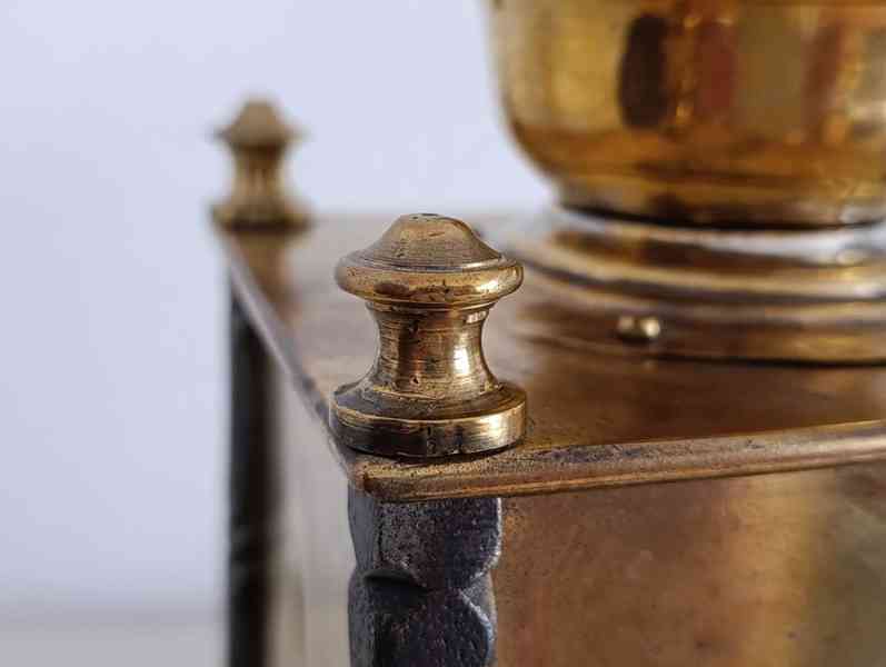 Krásný starožitný kavomlýnek s mosazi, ručně kované sloupky. - foto 13