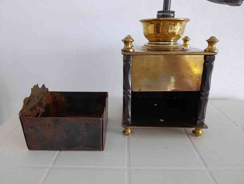 Krásný starožitný kavomlýnek s mosazi, ručně kované sloupky. - foto 8