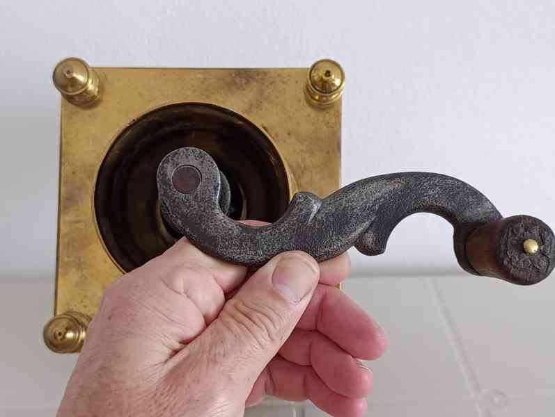 Krásný starožitný kavomlýnek s mosazi, ručně kované sloupky. - foto 6