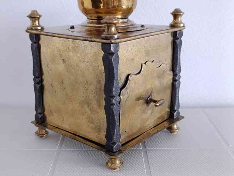 Krásný starožitný kavomlýnek s mosazi, ručně kované sloupky. - foto 5