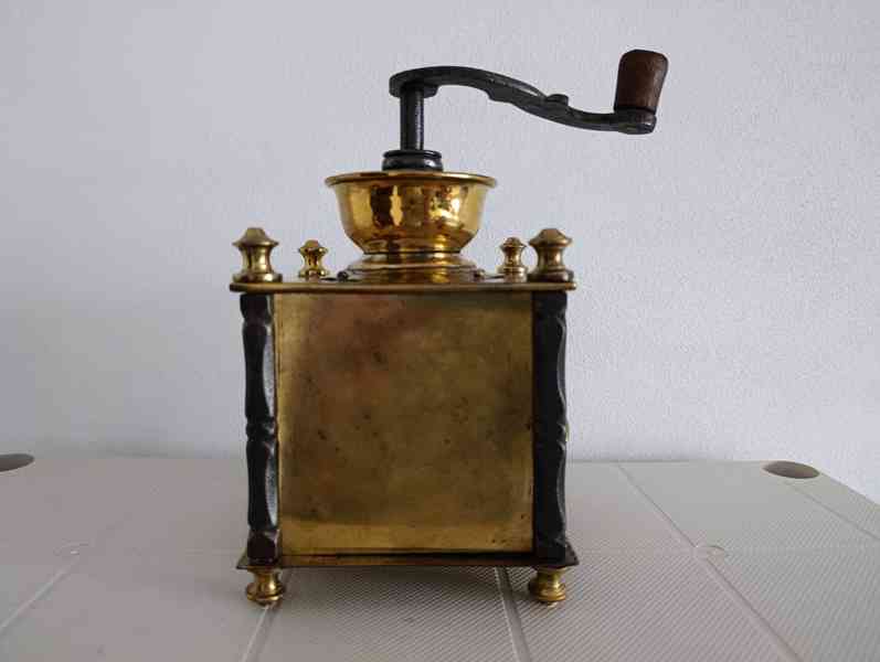 Krásný starožitný kavomlýnek s mosazi, ručně kované sloupky. - foto 9
