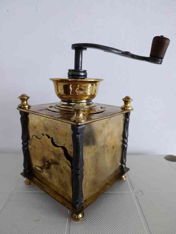 Krásný starožitný kavomlýnek s mosazi, ručně kované sloupky. - foto 17