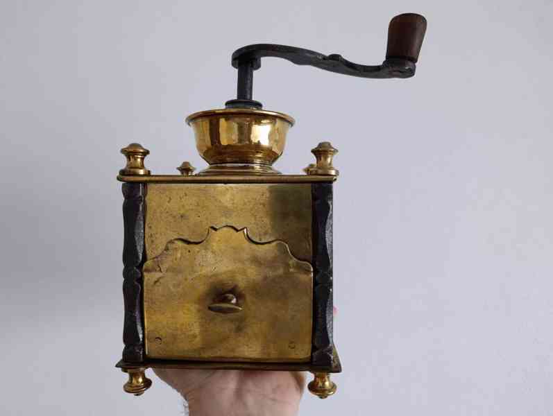 Krásný starožitný kavomlýnek s mosazi, ručně kované sloupky. - foto 18