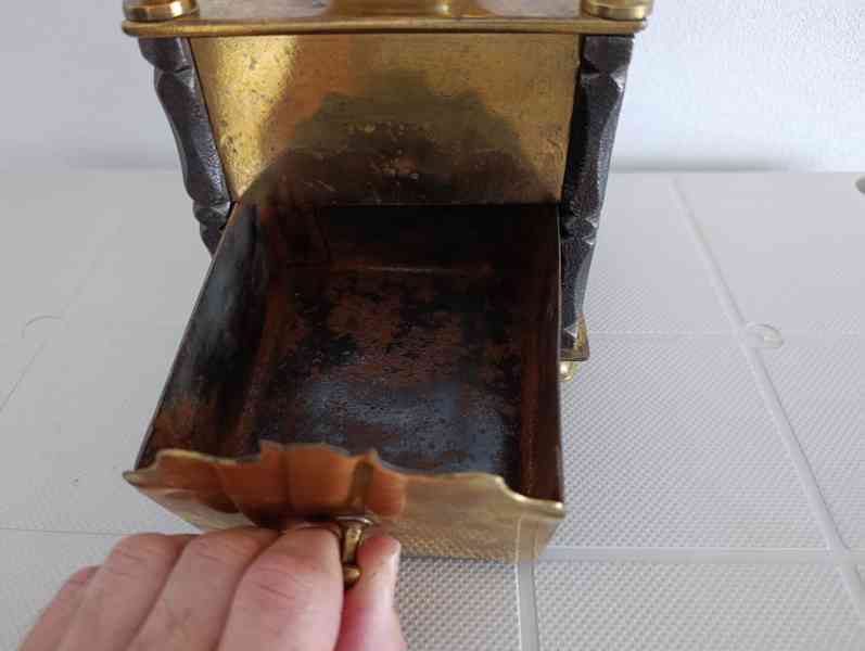 Krásný starožitný kavomlýnek s mosazi, ručně kované sloupky. - foto 7