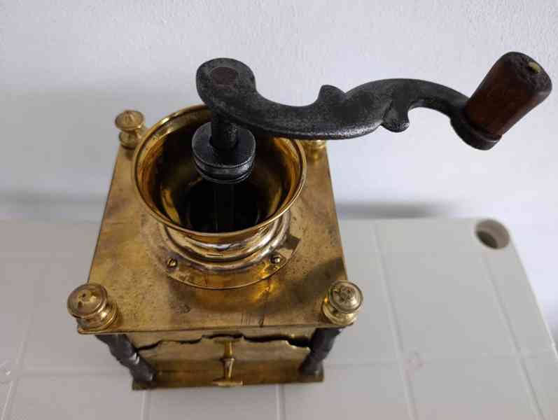 Krásný starožitný kavomlýnek s mosazi, ručně kované sloupky. - foto 4