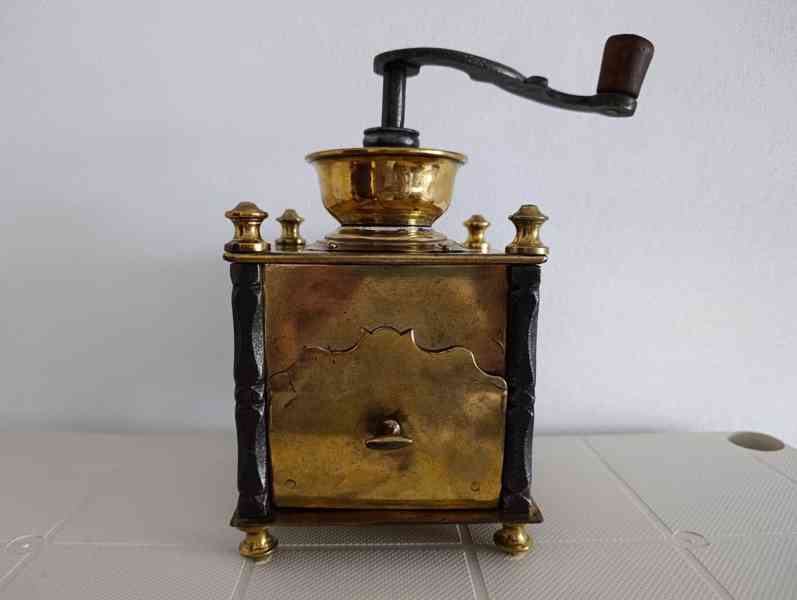Krásný starožitný kavomlýnek s mosazi, ručně kované sloupky.