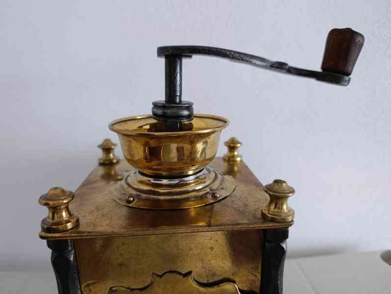 Krásný starožitný kavomlýnek s mosazi, ručně kované sloupky. - foto 2
