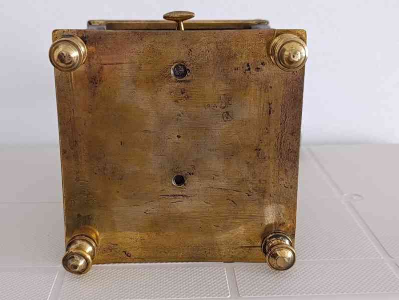 Krásný starožitný kavomlýnek s mosazi, ručně kované sloupky. - foto 15