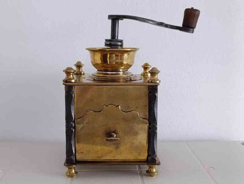 Krásný starožitný kavomlýnek s mosazi, ručně kované sloupky. - foto 3