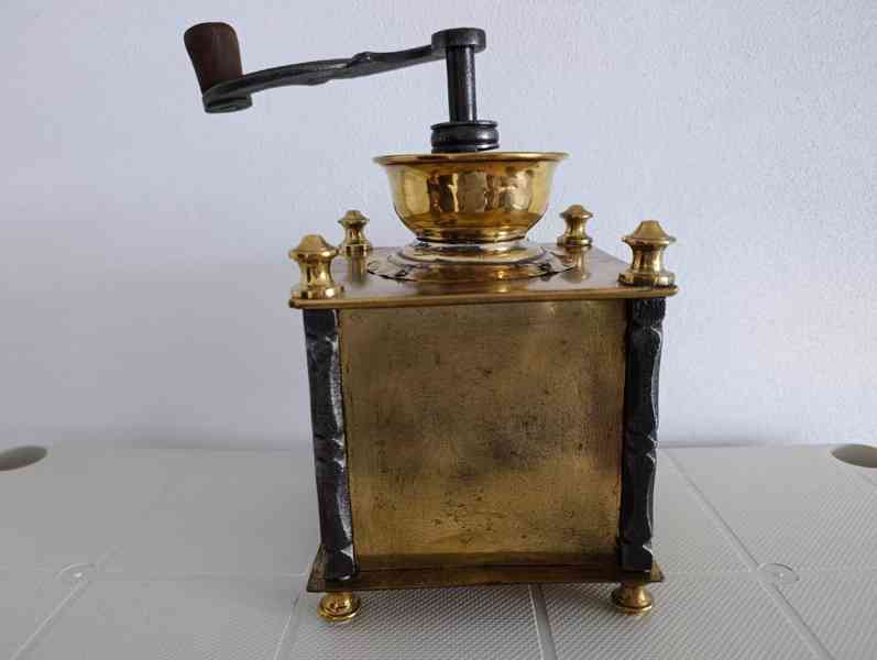 Krásný starožitný kavomlýnek s mosazi, ručně kované sloupky. - foto 11