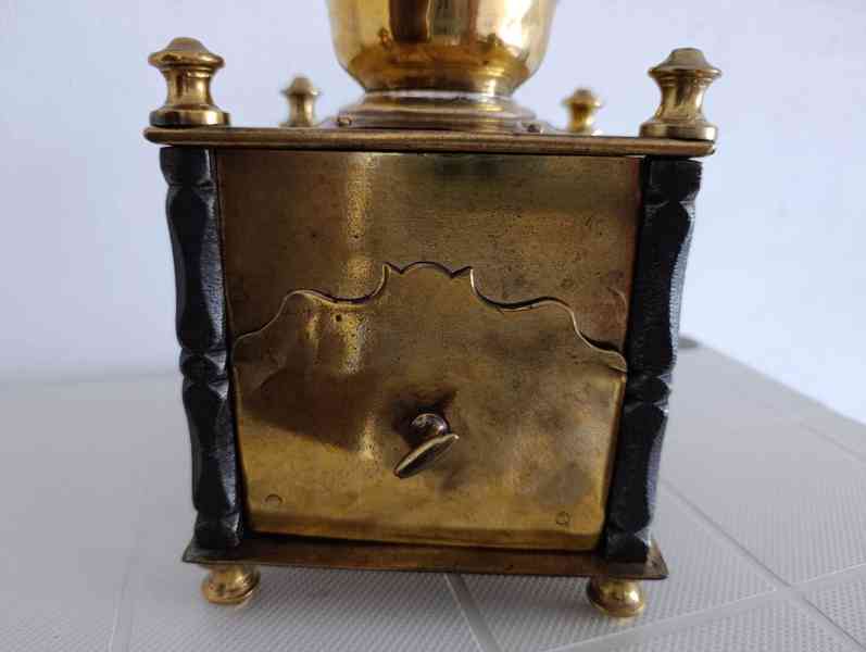 Krásný starožitný kavomlýnek s mosazi, ručně kované sloupky. - foto 12