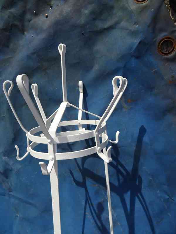 Věšák na klobouky , kabáty a deštníly . - foto 2