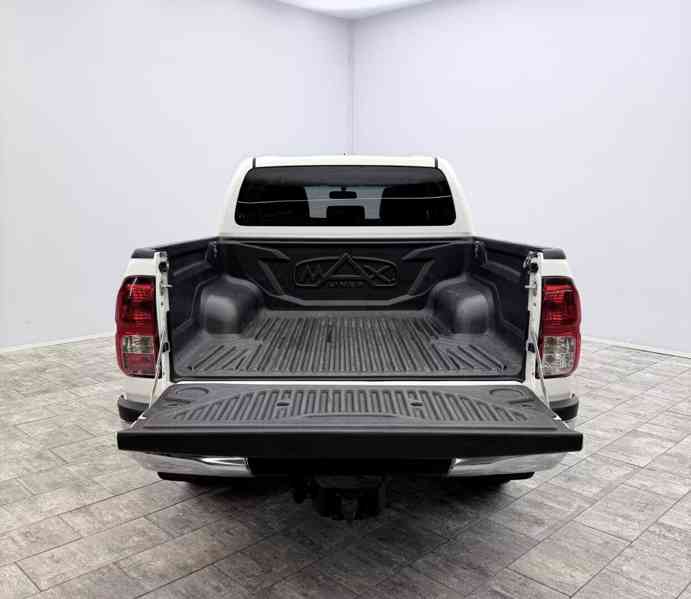 Toyota Hilux 2.8 D-4D 4x4 nafta 150kw - foto 23