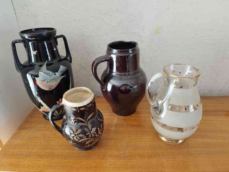 Dekorativní vázy, mísy, tácy, džbány (sklo, keramika)