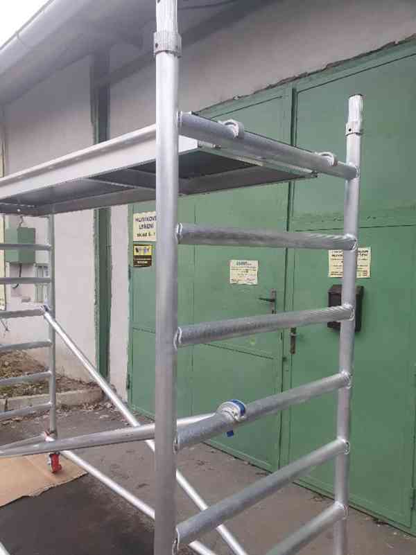 Pojízdné hliníkové lešení 4m dosah na ruce - foto 2