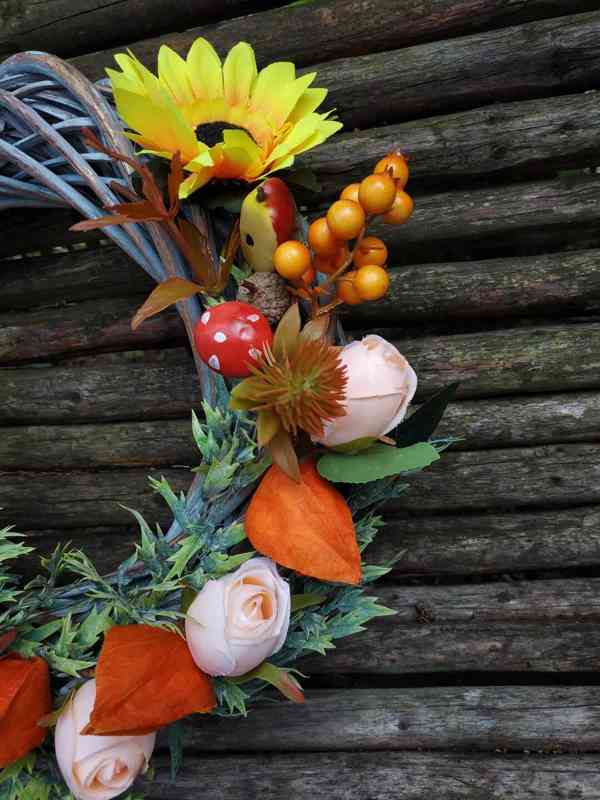 Zelenohnědý podzimní věneček s patinou - foto 2