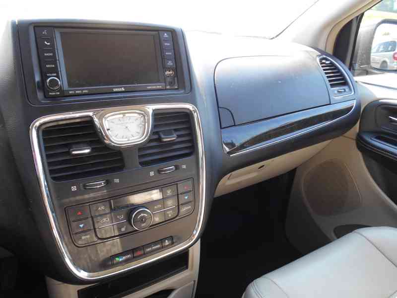 Chrysler Town Country 3,6 Penta DVD 2011 - foto 16