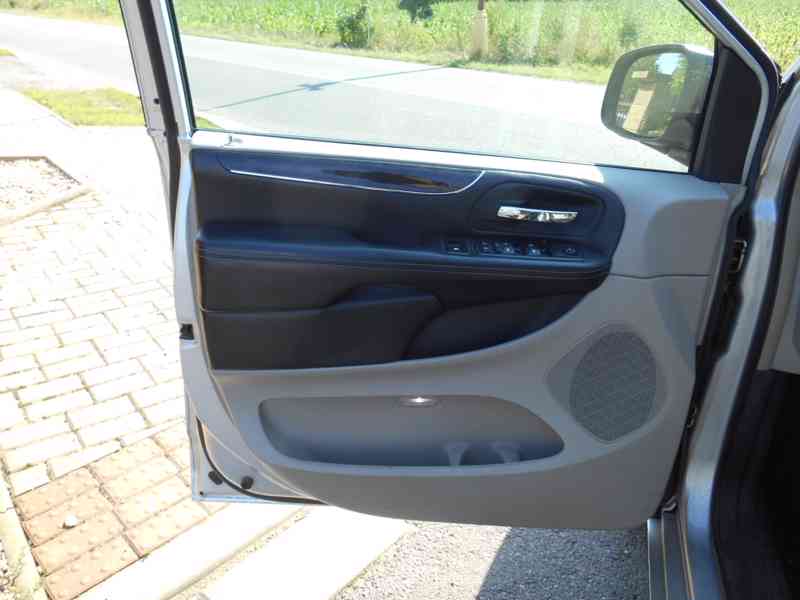 Chrysler Town Country 3,6 Penta DVD 2011 - foto 13