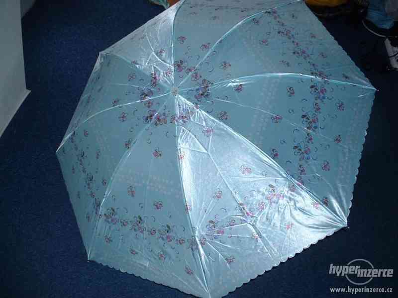 modrý deštník - foto 1