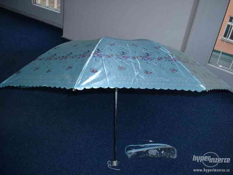 modrý deštník - foto 2