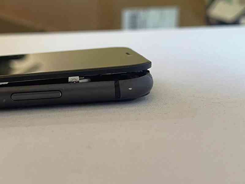 Apple iPhone 11 64GB Black – zaheslovaný, pokřivený rám,n... - foto 5