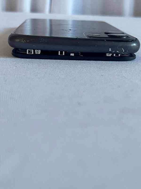 Apple iPhone 11 64GB Black – zaheslovaný, pokřivený rám,n... - foto 8
