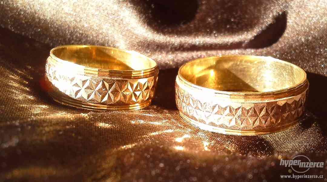 Prodám dva krásné snubní prstýnky ze zlata, váha přes 10,5 g - foto 2