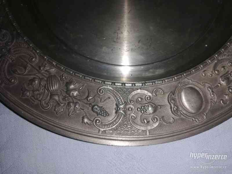 Cínový talíř zdobený ornamenty - obr. anděla - foto 2