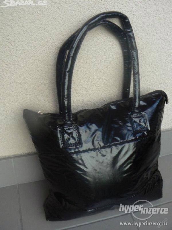 Moderní lesklá taška+dárek - foto 2