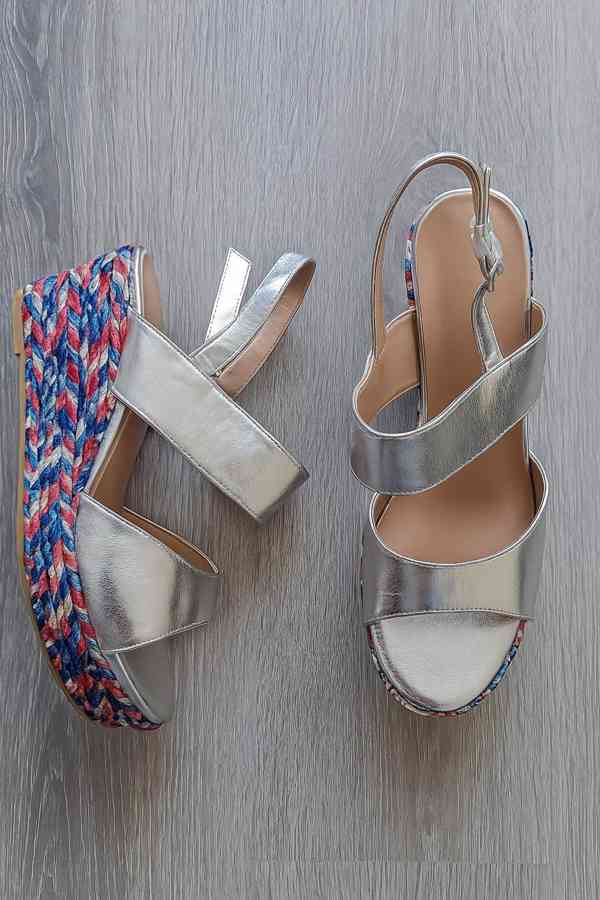 Stříbrné sandály na klínku s barevným detailem