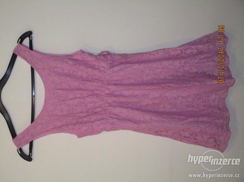 Prodám krajkové šaty, barva světlé fialková, zn. Y.F.K. - foto 1