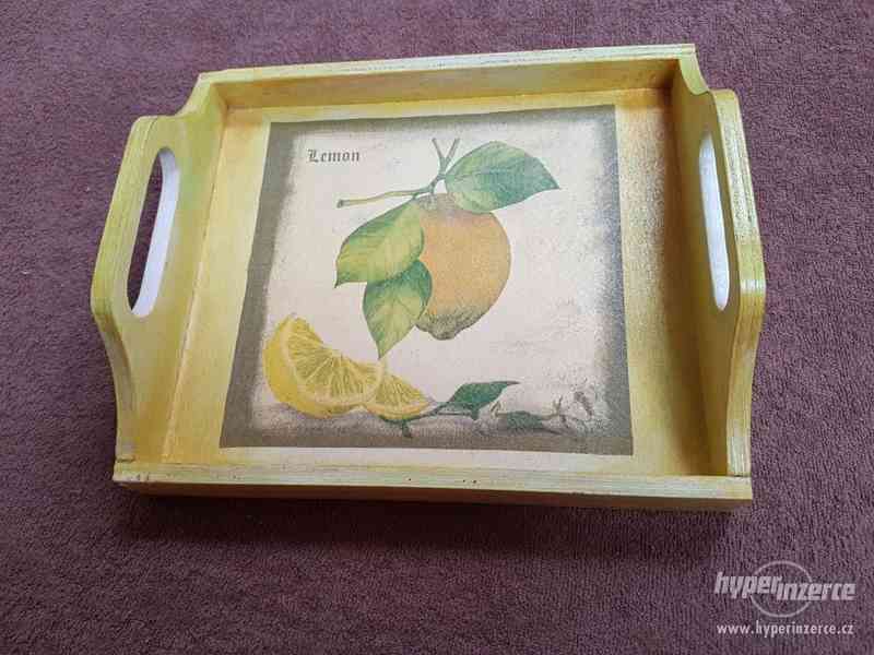 Servírovací tác - dřevěný 23 x 20 cm, Lemon - foto 2