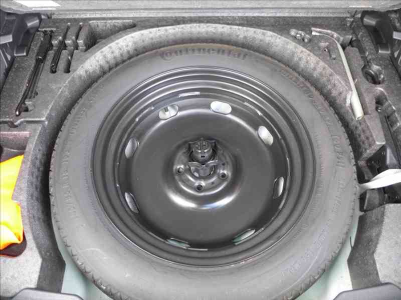 Volkswagen Tiguan 2,0 TDi 110KW NAVI APP 1.MAJ - foto 8