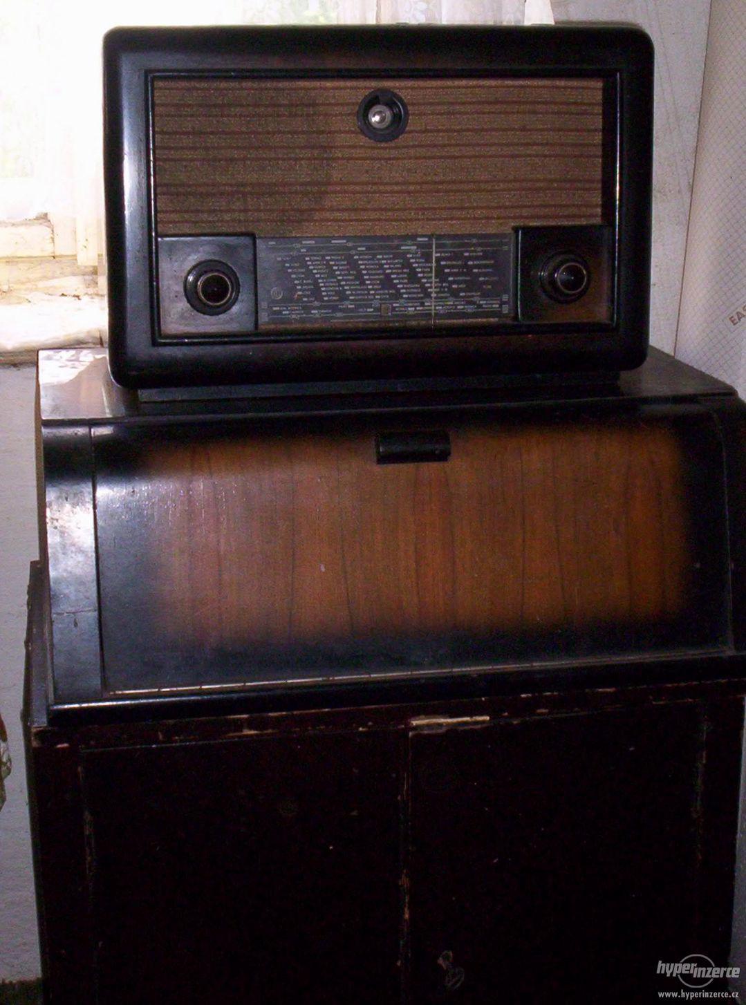 Starý gramofon s rádiem - foto 1
