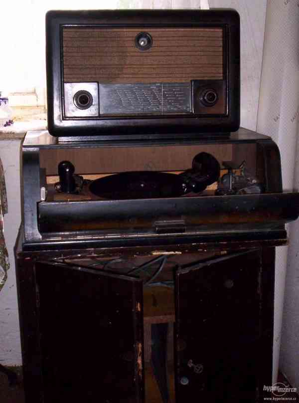 Starý gramofon s rádiem - foto 2