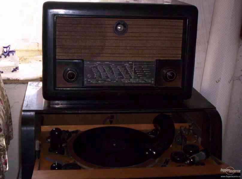 Starý gramofon s rádiem - foto 3