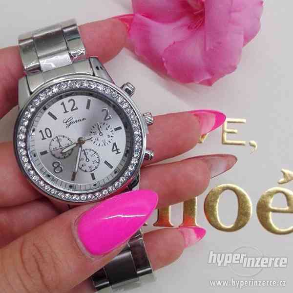Krásné nové stříbrné hodinky se stříbrnými kamínky - foto 1