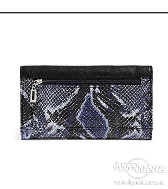 GUESS dámská peněženka Glencove snake černá multi6 - foto 2
