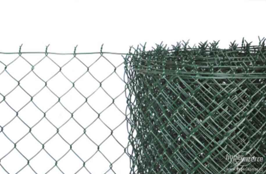 Pletivo čtyřhranné poplastované zelené, s napínacím drátem - foto 1