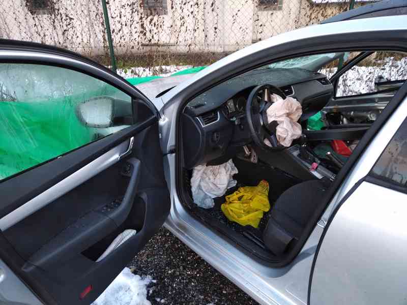 Škoda Octavia III. - poškozená, k opravě - poptávka  - foto 9