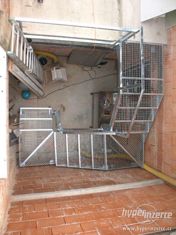 Kovovýroba - schodiště/pojezdové brány/vrata/pracovní stoly - foto 2