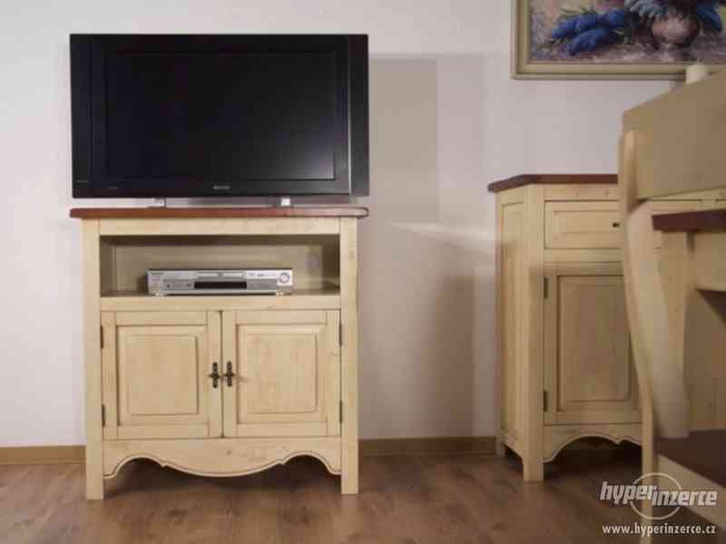 Krémový TV stolek z masivu, dřevěný TV stolek - foto 2