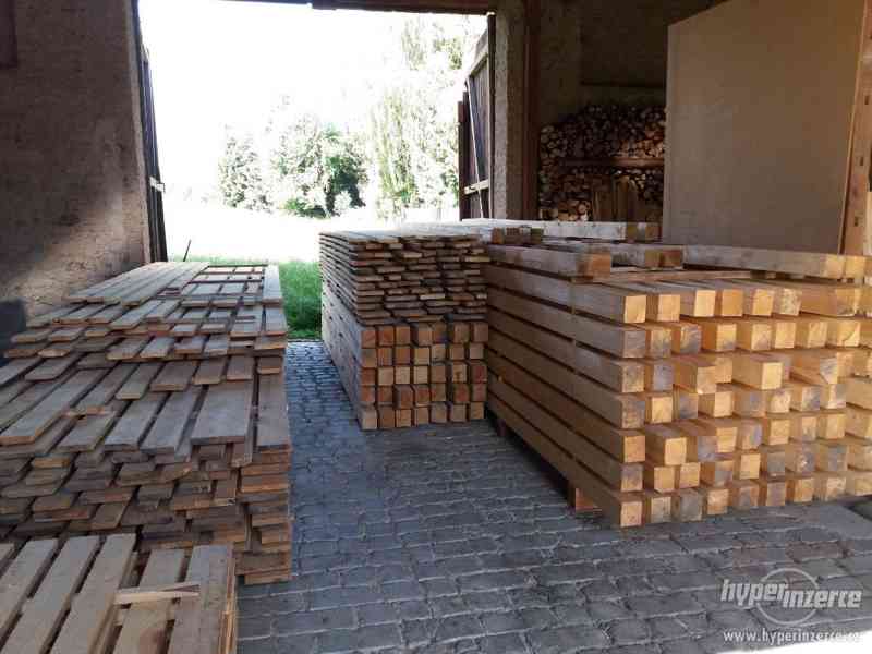 Dřevěné hranoly a prkna - foto 1
