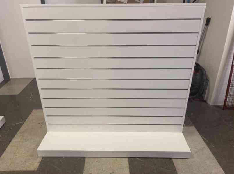 Stojan do prodejny, bílý z drážkami Slatwall (Spacewall) - bazar ...