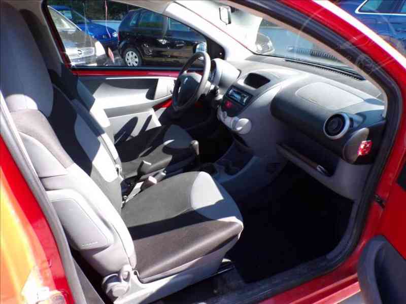 Peugeot 107 1,0 i POSILOVAČ ŘÍZENÍ - foto 11